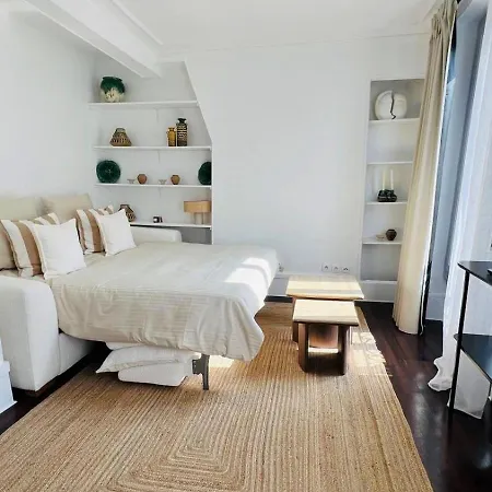 Elegant Montmartre Overlooking Rooftops 4*