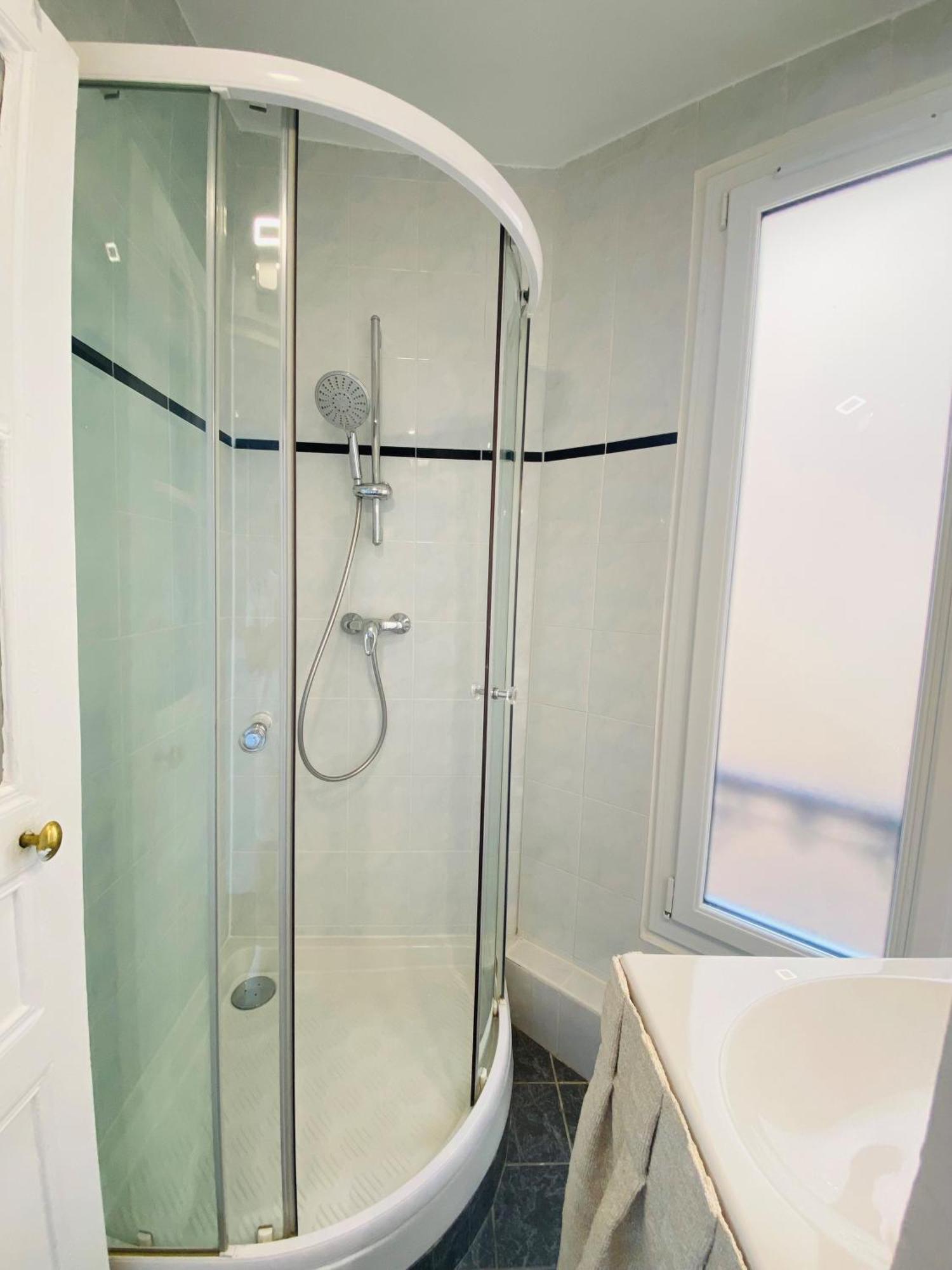 Elegant Montmartre Overlooking Rooftops Aparthotel 4*